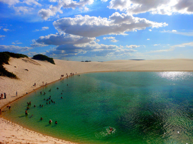 Khám phá một hồ nước màu ngọc bích ở sa mạc ở công viên quốc gia Lencois Maranhenses